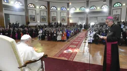 Il vescovo Mumbiela con Papa Francesco durante l'incontro del Papa con sacerdoti, missionari e vescovi di Mongolia a Ulaanbatar, 2 settembre 2023 / Vatican Media / ACI Group