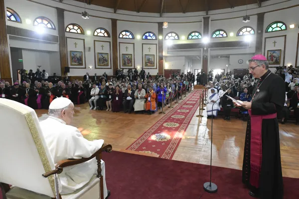 Il vescovo Mumbiela con Papa Francesco durante l'incontro del Papa con sacerdoti, missionari e vescovi di Mongolia a Ulaanbatar, 2 settembre 2023 / Vatican Media / ACI Group