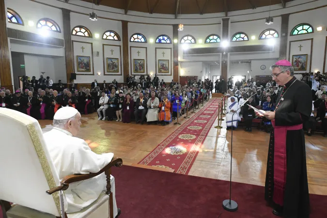 Mumbiela, Papa Francesco | Il vescovo Mumbiela con Papa Francesco durante l'incontro del Papa con sacerdoti, missionari e vescovi di Mongolia a Ulaanbatar, 2 settembre 2023 | Vatican Media / ACI Group