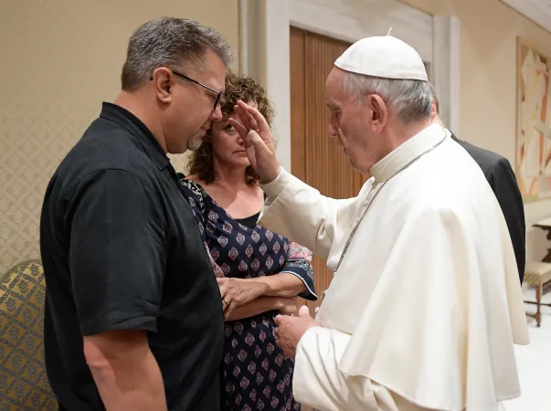 Papa Francesco e i genitori di Beau Solomon | Il Papa incontra i genitori di Beau Solomon | L'Osservatore Romano / ACI Group