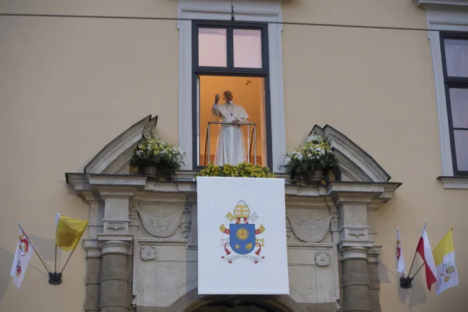 Papa Francesco alla GMG 2016 | Papa Francesco affacciato al terrazzo di Giovanni Paolo II a Cracovia | L'Osservatore Romano / ACI Group