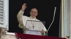 Papa Francesco si affaccia dalla finestra dell'appartamento pontificio durante uno dei consueti Angelus domenicali / Vatican Media / ACI Group