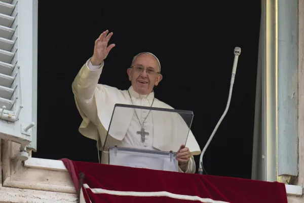 Papa Francesco si affaccia dalla finestra dell'appartamento pontificio durante uno dei consueti Angelus domenicali / Vatican Media / ACI Group