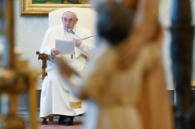 Papa Francesco nella Biblioteca del Palazzo Apostolico  |  | Vatican Media