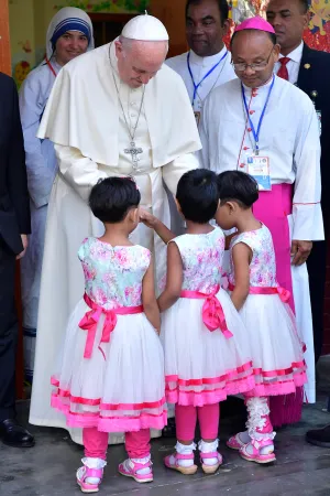 Papa Francesco in Bangladesh | Papa Francesco arriva nella Casa di Madre Teresa, Tejgaon, Dhaka, 2 dicembre 2017 | L'Osservatore Romano / ACI Group