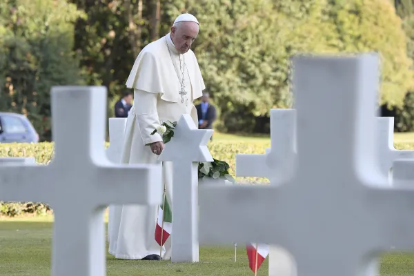 Papa Francesco in preghiera davanti alle tombe del cimitero americano di Nettuno, 2 novembre 2017 / L'Osservatore Romano / ACI Group