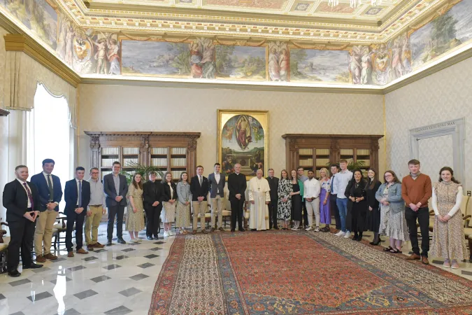 Il Papa e gli studenti della Cappellania Cattolica della Queen’s University di Belfast |  | Vatican Media / Aci Group