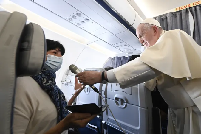 Papa Francesco durante la Conferenza Stampa sul volo di ritorno dalla Grecia del 6 Dicembre 2021 | Papa Francesco durante la Conferenza Stampa sul volo di ritorno dalla Grecia del 6 Dicembre 2021 | Vatican Media/ACI Group