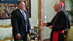 Il segretario di Stato USA, Mike Pompeo, con il segretario di Stato vaticano, il Cardinale Parolin, Palazzo Apostolico Vaticano, 1 ottobre 2020 / Vatican Media / ACI Group