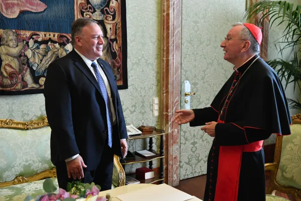 Il segretario di Stato USA, Mike Pompeo, con il segretario di Stato vaticano, il Cardinale Parolin, Palazzo Apostolico Vaticano, 1 ottobre 2020 / Vatican Media / ACI Group