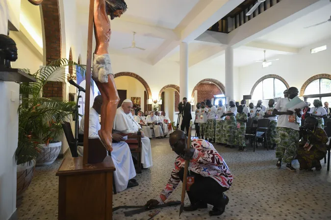 Papa Francesco, Repubblica Democratica del Congo | Papa Francesco durante l'incontro con le persone vittime di violenza nella nunziatura di Kinshasa, Repubblica Democratica del Congo, 2 febbraio 2023 | Vatican Media / ACI Group