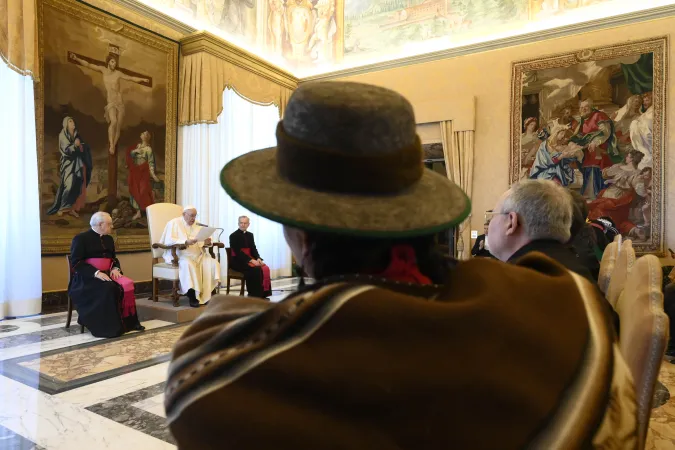 Papa Francesco, delegazione popolazioni indigene | Papa Francesco con la delegazione del Forum delle popolazioni indigene, Palazzo Apostolico, 10 febbraio 2023 | Vatican Media / ACI Group