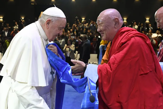 Papa Francesco in Mongolia | Un omaggio a Papa Francesco durante l'incontro interreligioso all'Hun Center, Ulaanbatar, 3 settembre 2024 | Vatican Media / ACI Group