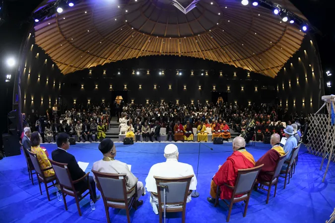 Papa Francesco in Mongolia | Papa Francesco all'Hun Center con i responsabili delle religioni, Ulaanbatar 3 settembre 2023 | Vatican Media / ACI Group