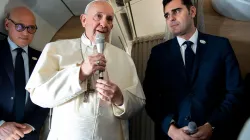 Papa Francesco parla con i giornalisti durante il volo verso Panama, 23 gennaio 2019. Alla sua sinistra, Alessandro Gisotti, direttore ad interim della Sala Stampa della Santa Sede / Vatican Media / ACI Group