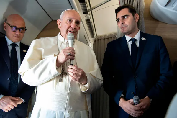 Papa Francesco parla con i giornalisti durante il volo verso Panama, 23 gennaio 2019. Alla sua sinistra, Alessandro Gisotti, direttore ad interim della Sala Stampa della Santa Sede / Vatican Media / ACI Group