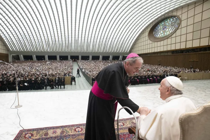 Papa Francesco, arcivescovo Zvolensky | Papa Francesco saluta l'arcivescovo di Bratislava Zvolensky nell'incontro con i pellegrini slovacchi, Aula Paolo VI, 30 aprile 2022 | Vatican Media / ACI Group