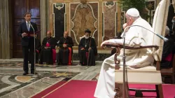 Papa Francesco ascolta Christiaan Altig von Gesau, presidente dell'International Catholic Legislators Network c ricevuto in udienza il 27 agosto / Vatican Media / ACI Group