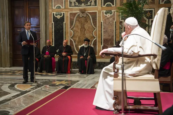 Papa Francesco ascolta Christiaan Altig von Gesau, presidente dell'International Catholic Legislators Network c ricevuto in udienza il 27 agosto / Vatican Media / ACI Group