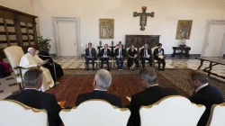 Papa Francesco con il gruppo di avvocati firmatari dell'Appello di Vienna, Palazzo Apostolico Vaticano, 21 agosto 2023 / Vatican Media / ACI Group