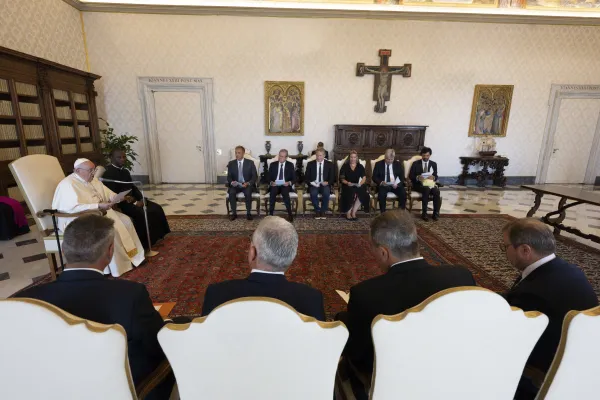 Papa Francesco con il gruppo di avvocati firmatari dell'Appello di Vienna, Palazzo Apostolico Vaticano, 21 agosto 2023 / Vatican Media / ACI Group