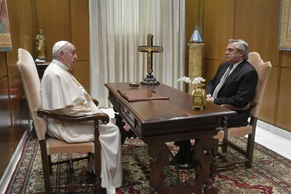 Papa Francesco e il presidente argentino Fernandez, Studio dell'Aula Paolo VI, 13 maggio 2021 / Vatican Media / ACI Group