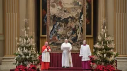 Papa Francesco durante l'Urbi et Orbi di Natale. Alla sua destra, il Cardinale Angelo Comastri, arciprete della Basilica di San Pietro; alla sua sinistra, monsignor Guido Marini, Maestro delle celebrazioni liturgiche pontificie / Vatican Media / ACI Group