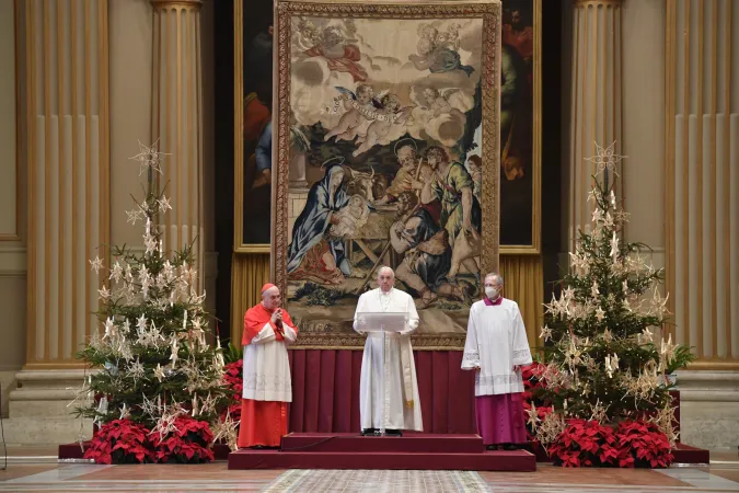 Papa Francesco, Urbi et Orbi di Natale 2020 | Papa Francesco durante l'Urbi et Orbi di Natale. Alla sua destra, il Cardinale Angelo Comastri, arciprete della Basilica di San Pietro; alla sua sinistra, monsignor Guido Marini, Maestro delle celebrazioni liturgiche pontificie | Vatican Media / ACI Group