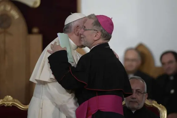 Il vescovo Giuseppe Pasotto, amministratore apostolico del Caucaso dei Latini, con Papa Francesco durante il viaggio del Papa in Georgia nel 2017  / Vatican Media / ACI Group