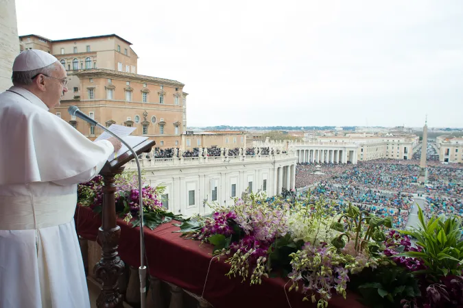 Papa Francesco all'Urbi et Orbi | Papa Francesco durante la benedizione Urbi et Orbi della Pasqua 2015 | Vatican Media / ACI Group