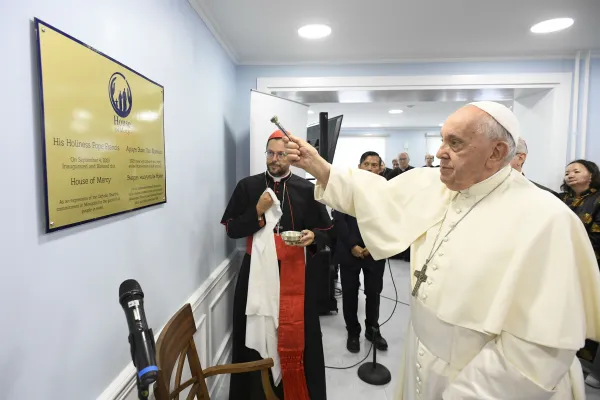 Papa Francesco inaugura la "Casa di Misericordia" di Ulaanbatar, 4 settembre 2023 / Vatican Media / ACI Group