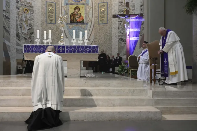 Papa Francesco, 24 Ore con il Signore | Papa Francesco celebra la liturgia penitenziale nella chiesa di Santa Maria delle Grazie al Trionfale, Roma, 17 marzo 2023 | Vatican Media / ACI Group