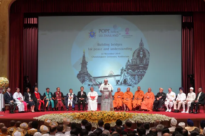 Papa Francesco in Thailandia | Papa Francesco con i leader religiosi di Thailandia, Università Chulanongkorn, Bangkok, 22 novembre 2019
 | Vatican Media / ACI Group