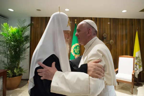 Papa Francesco e il Patriarca Kirill si abbracciano durante l'incontro a L'Avana, 12 febbraio 2016 / L'Osservatore Romano / ACI Group