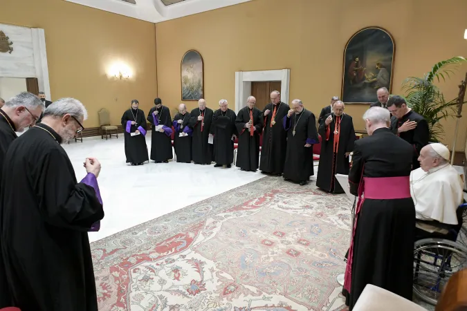 Papa Francesco, Sinodo Chiesa Cattolica Armena | Papa Francesco con il Sinodo della Chiesa Cattolica Armena | Vatican Media / ACI Group