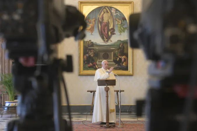 Papa Francesco, Angelus | Papa Francesco durante l'Angelus nella Biblioteca del Palazzo Apostolico, dove ha recitato la preghiera dell'Angelus | Vatican Media / ACI Group