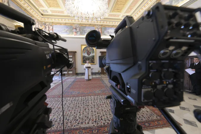 Papa Francesco guida il Regina Coeli dalla Biblioteca del Palazzo Apostolico  |  | Vatican Media 