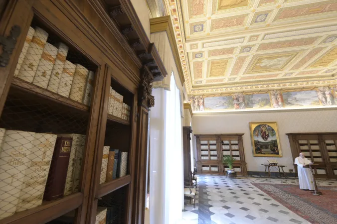 Papa Francesco guida il Regina Coeli dalla Biblioteca del Palazzo Apostolico  |  | Vatican Media 