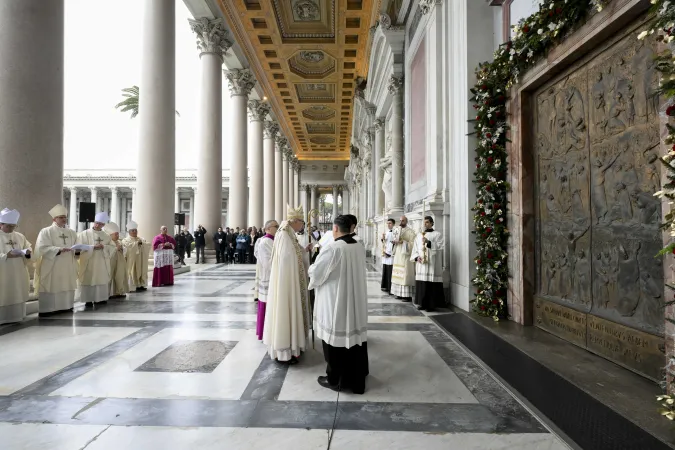 Il Cardinale Harvey apre la Porta Santa della Basilica di San Paolo |  | Vatican Media / ACI group