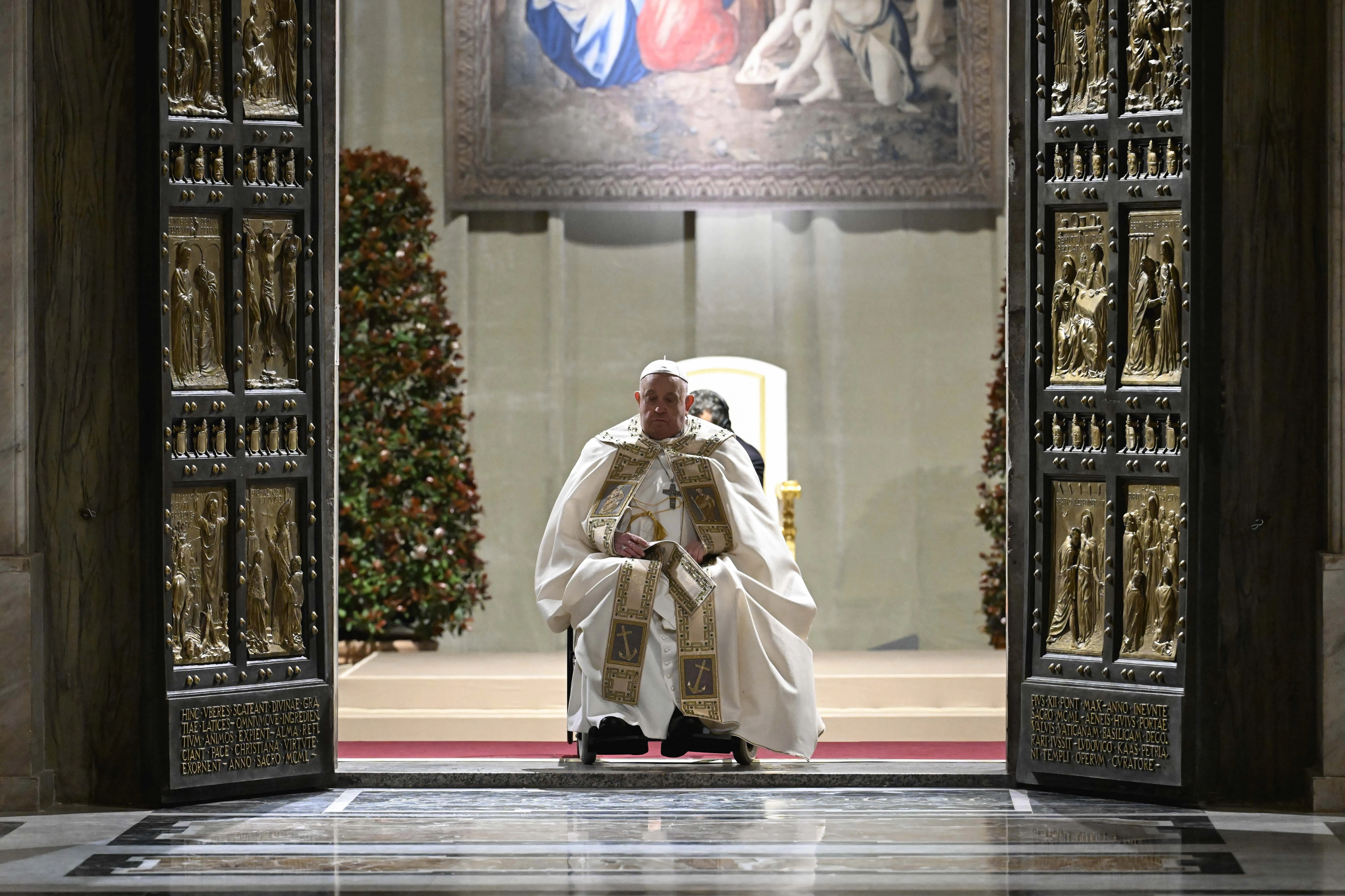 Il Papa apre la Porta Santa