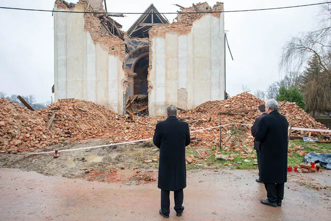 Cardinale Bozanic | Il cardinale Bozanic davanti alla chiesa distrutta di Petrinja | Diocesi di Sisak