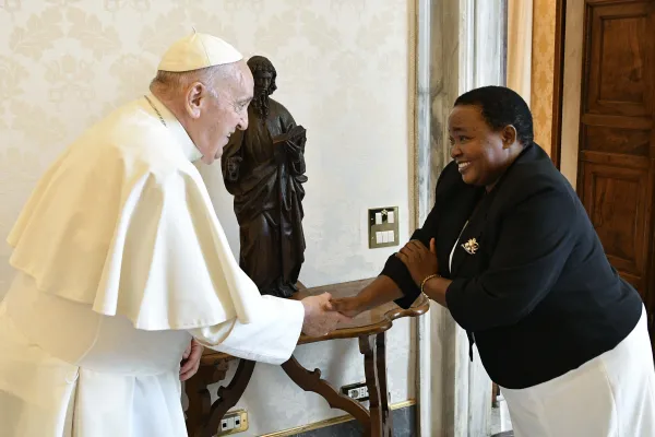 Il primo ministro di Uganda Robinah Nabbanja con Papa Francesco, 24 luglio 2023 / Vatican Media / ACI Group