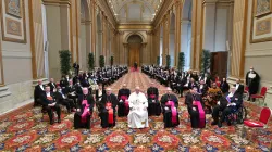 Papa Francesco, foto di gruppo con gli ambasciatori accreditati presso la Santa Sede al termine del consueto incontro di inizio anno, Sala delle Benedizioni, Palazzo Apostolico Vaticano, 8 febbraio 2021 / Vatican Media / ACI Group