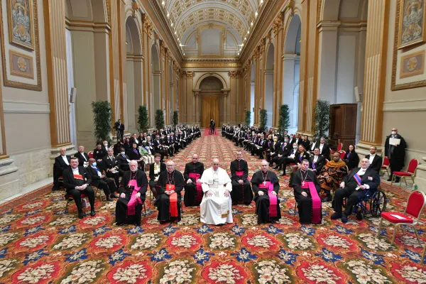 Papa Francesco, foto di gruppo con gli ambasciatori accreditati presso la Santa Sede al termine del consueto incontro di inizio anno, Sala delle Benedizioni, Palazzo Apostolico Vaticano, 8 febbraio 2021 / Vatican Media / ACI Group