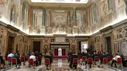 Papa Francesco con gli studenti e i responsabili del “Theologisches Studienjahr” dell’Abbazia della Dormizione della Beata Vergine Maria a Gerusalemme, Palazzo Apostolico Vaticano, 18 dicembre 2020 / Vatican Media / ACI Group