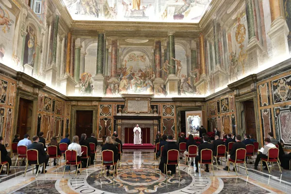 Papa Francesco con gli studenti e i responsabili del “Theologisches Studienjahr” dell’Abbazia della Dormizione della Beata Vergine Maria a Gerusalemme, Palazzo Apostolico Vaticano, 18 dicembre 2020 / Vatican Media / ACI Group