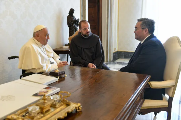 Mukhtar Tileuberdi, Vice Primo Ministro e Ministro degli Esteri del Kazakhstan, con Papa Francesco, Palazzo Apostolico Vaticano, 30 maggio 2022 / Vatican Media / ACI Group