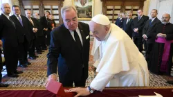 Papa Francesco, scambio di doni con il Gran Maestro Fra' John Dunlap. Sullo sfondo, il Sovrano Consiglio dell'Ordine, Palazzo Apostolico Vaticano, 27 giugno 2024 / Vatican Media / ACI Group