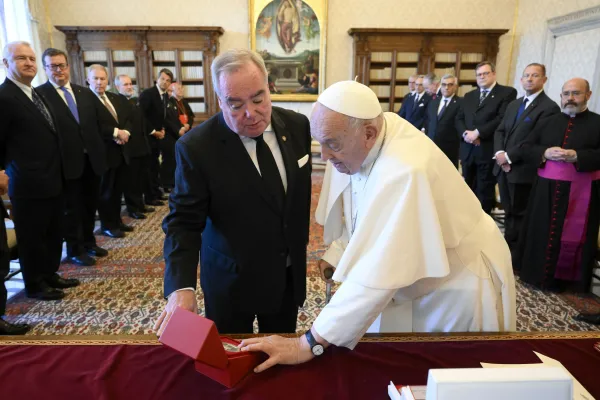 Papa Francesco, scambio di doni con il Gran Maestro Fra' John Dunlap. Sullo sfondo, il Sovrano Consiglio dell'Ordine, Palazzo Apostolico Vaticano, 27 giugno 2024 / Vatican Media / ACI Group