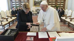 Papa Francesco con la presidente svizzera Viola Amherd, Palazzo Apostolico Vaticano, 4 maggio 2024 / Vatican Media / ACI Group